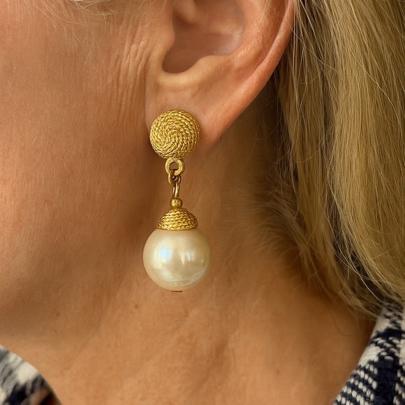 Faux Pearl dangle earrings pierced goldtone trim 1” vintage - Picture 1 of 7